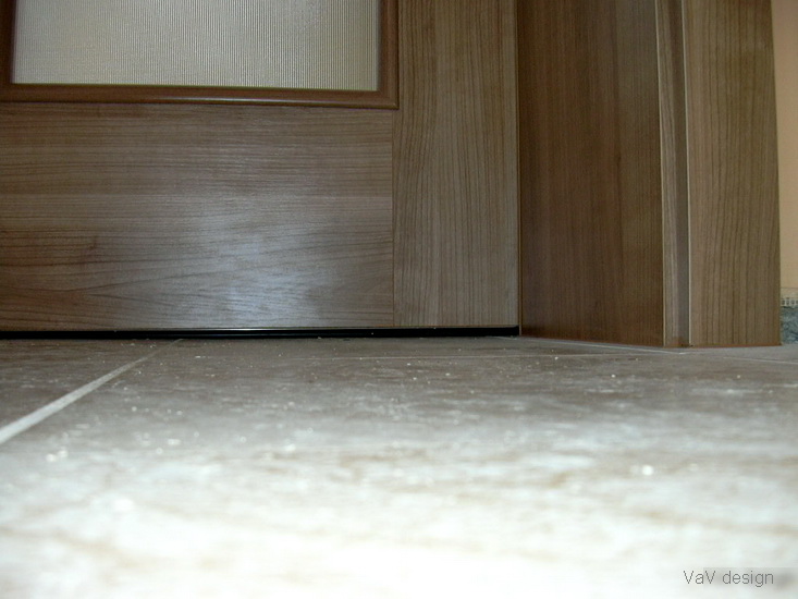 utesnenie špáry medzi podlahou a dverami